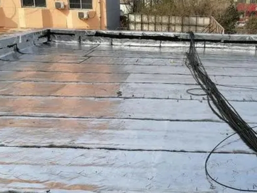 汤旺河卫生间漏水维修公司分享下汤旺河屋面楼顶防水刚性防水层施工要点。